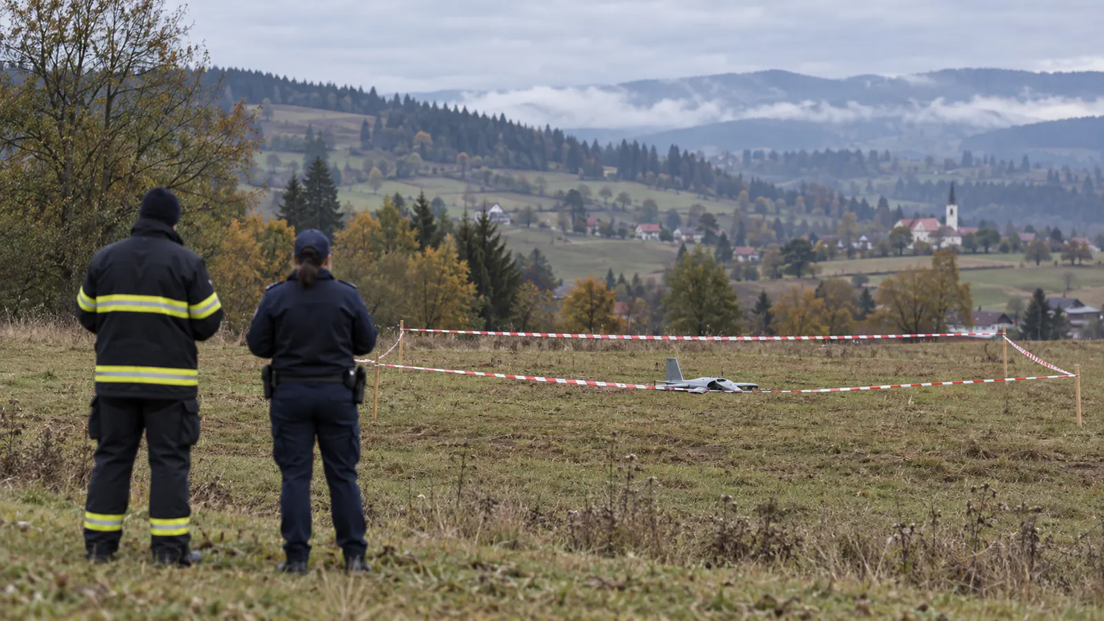 Perimetru de siguranță într-un câmp din Bucovina, unde este ilustrată o dronă de mici dimensiuni