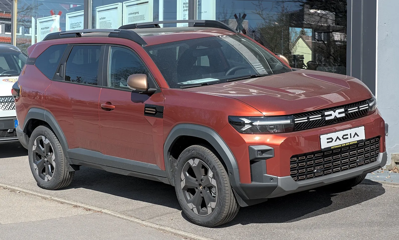 Automobil Dacia Bigster fotografiat anterior; imagine ilustrativă, nu din uzina Mioveni