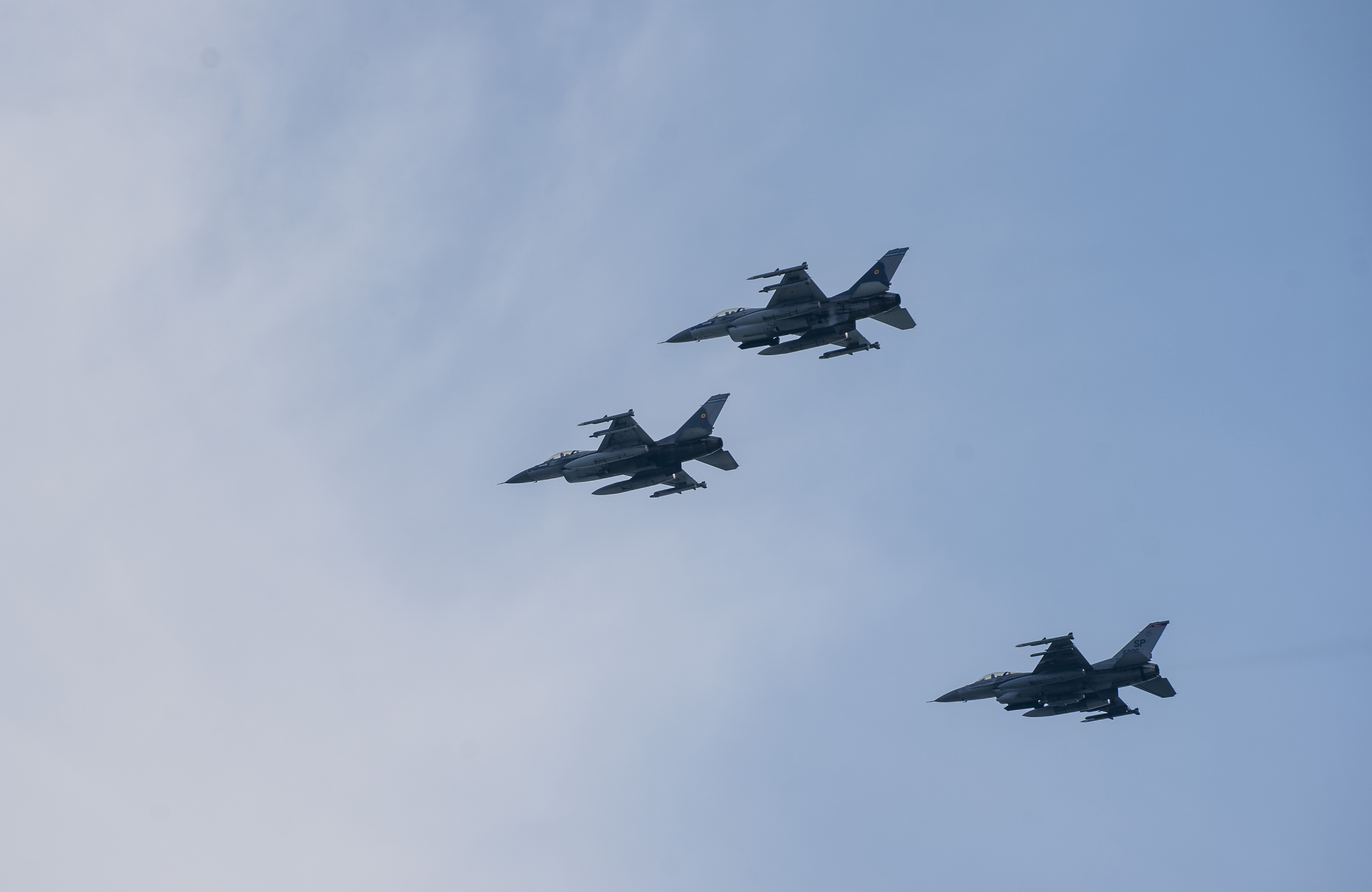 Avioane F-16 americane și românești într-un zbor de formație deasupra Constanței, imagine de arhivă