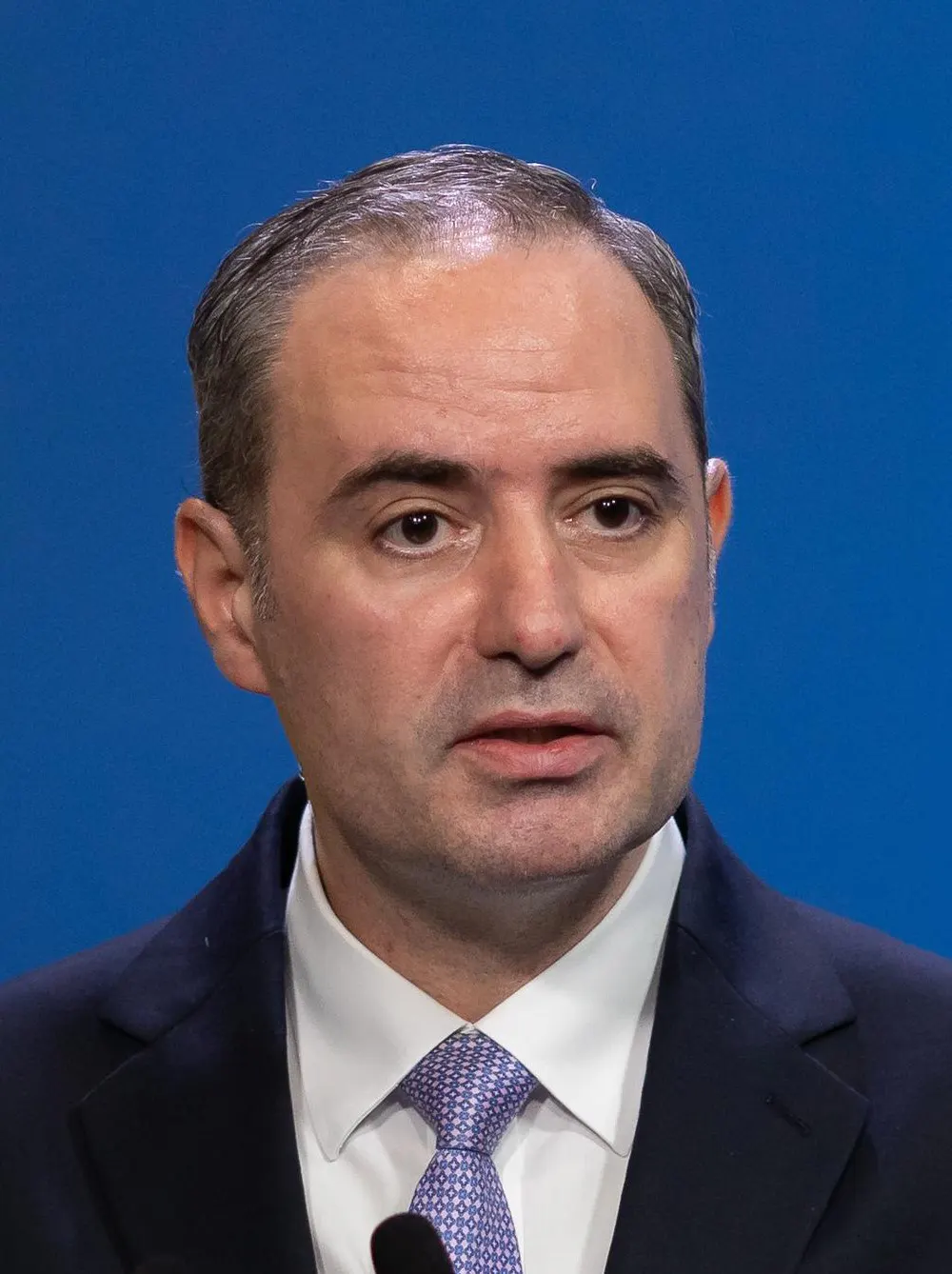 Alexandru Nazare la un briefing al Guvernului României