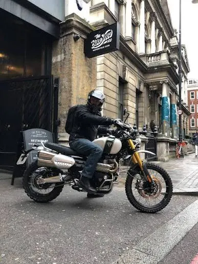 Motociclist în trafic urban, imagine ilustrativă