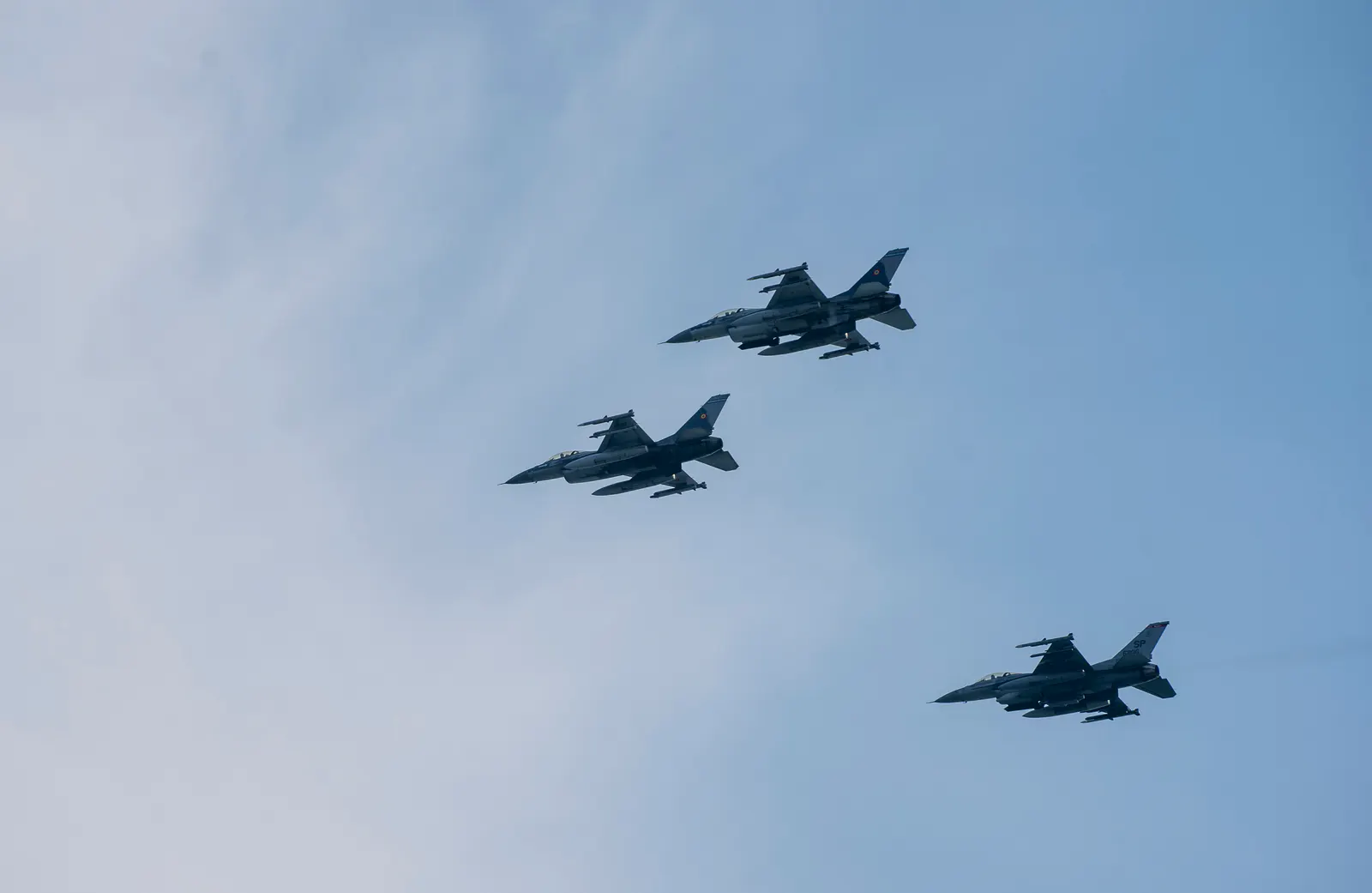 Avioane F-16 americane și românești într-un zbor de formație deasupra Constanței, imagine de arhivă