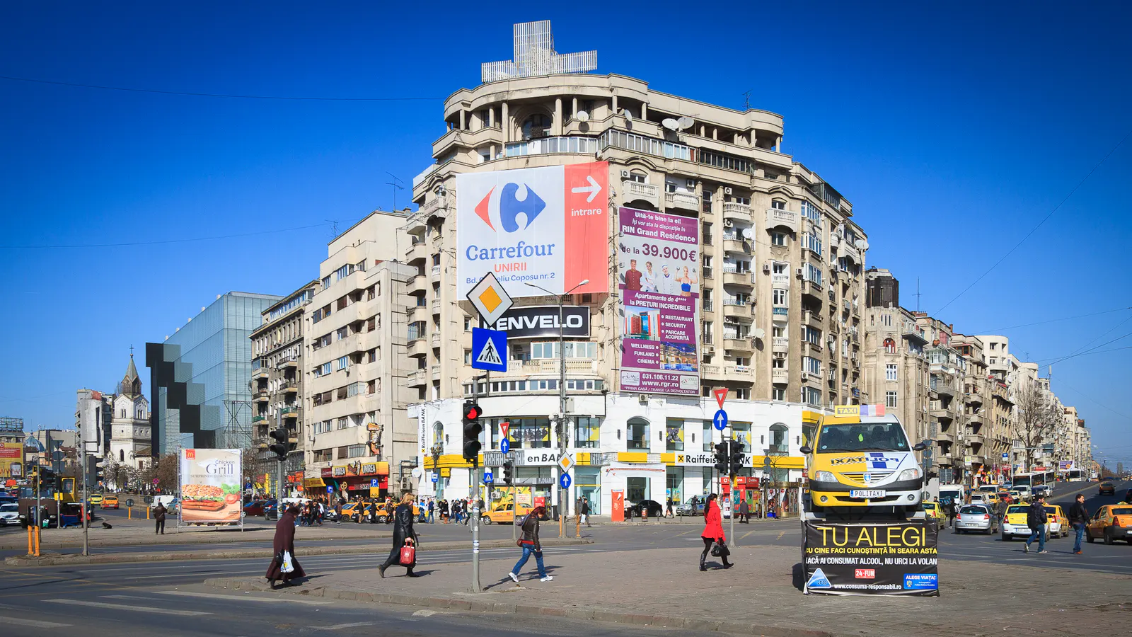 Trafic rutier în Piața Unirii din București, într-o imagine de arhivă