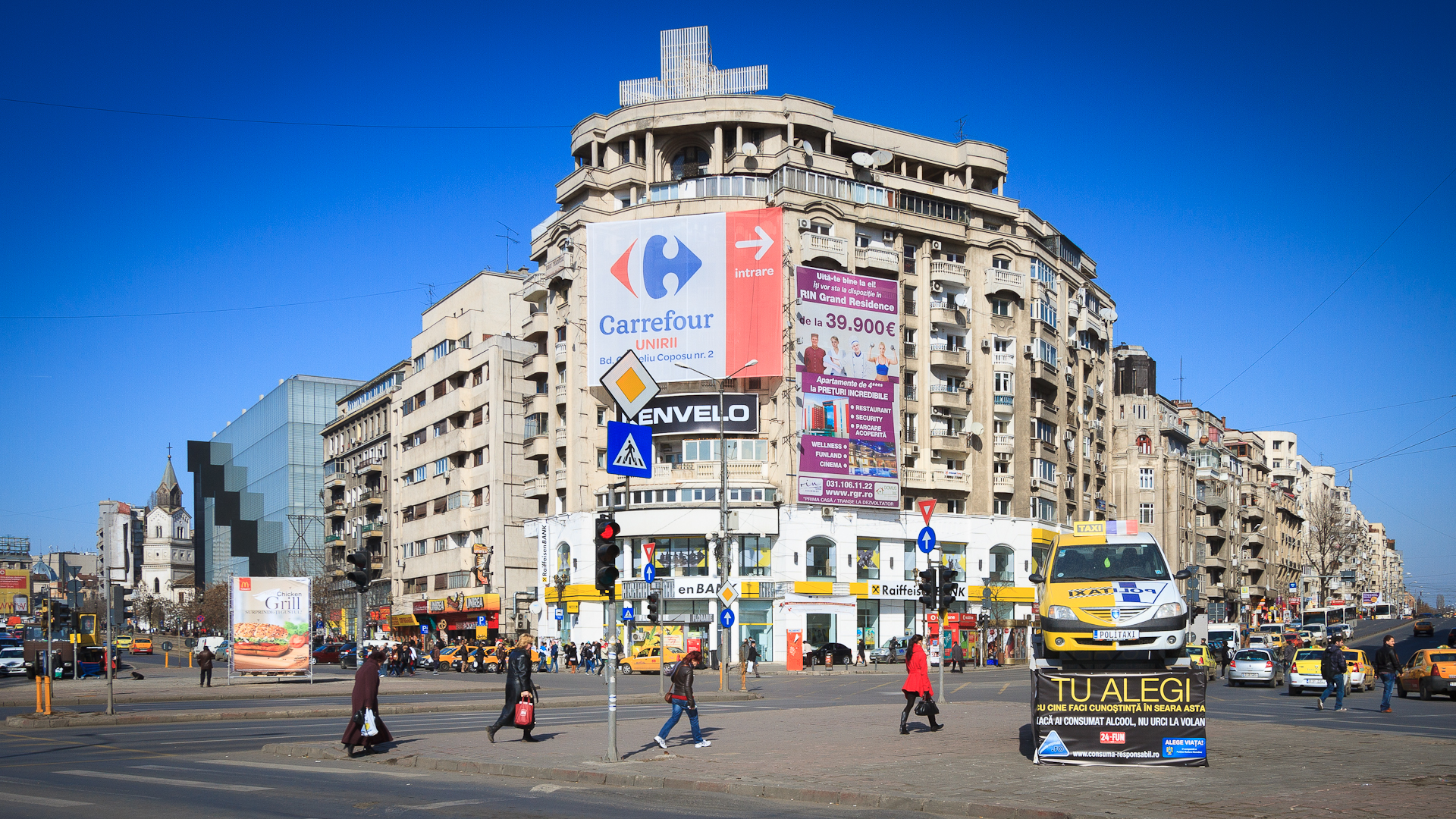 Trafic rutier în Piața Unirii din București, într-o imagine de arhivă