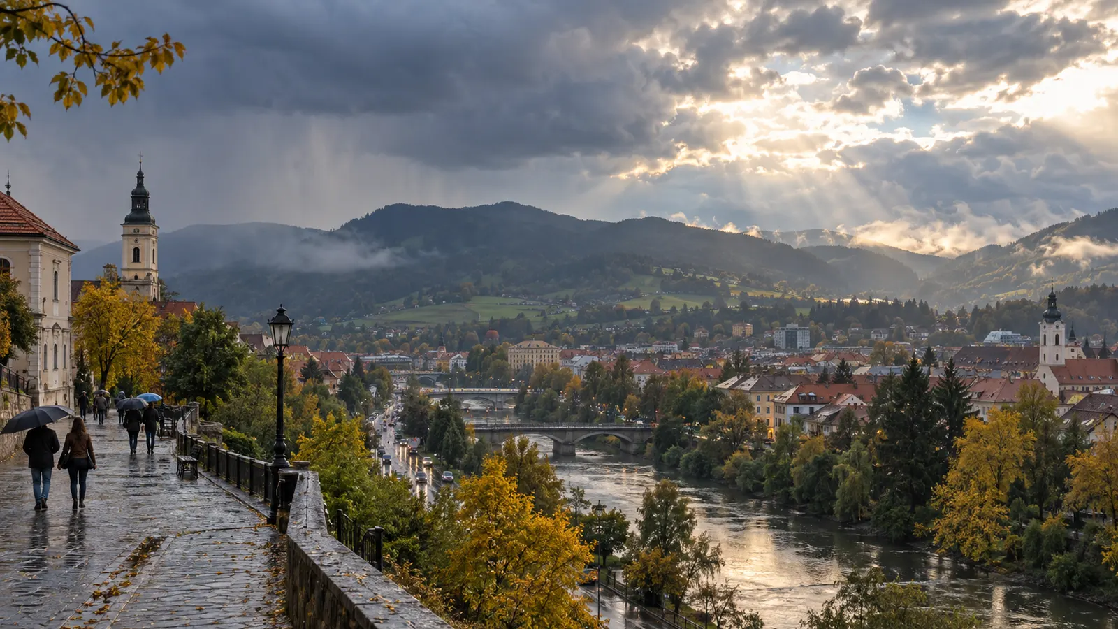 Oraș din România într-o zi de toamnă cu ploaie, nori și intervale de lumină
