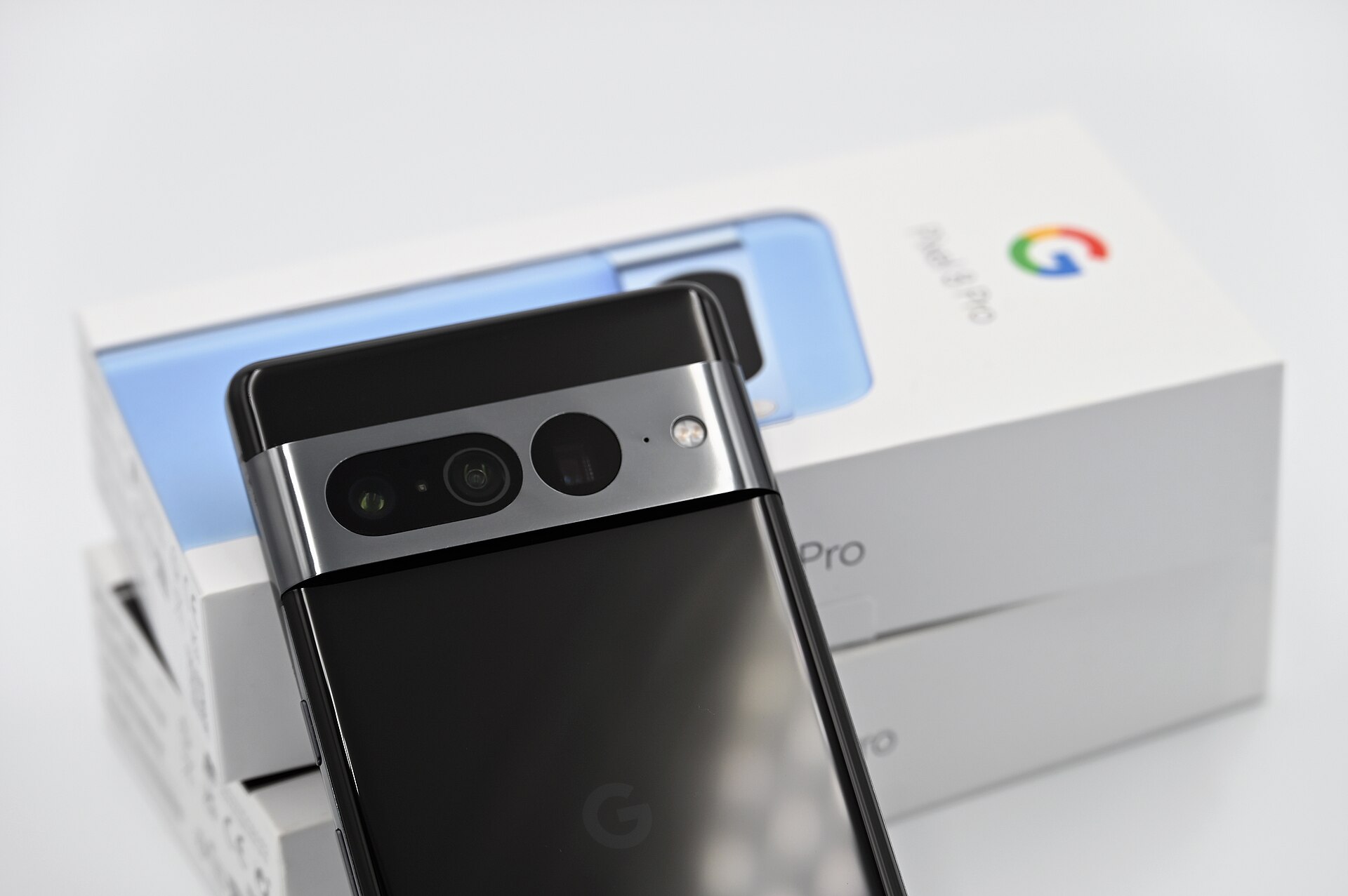 Telefon Google Pixel fotografiat din față și din spate